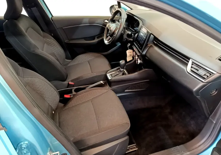Vue intérieure côté conducteur de la Renault Clio Business E-Tech hybride 2021 bleu, sièges noirs et tableau de bord moderne.