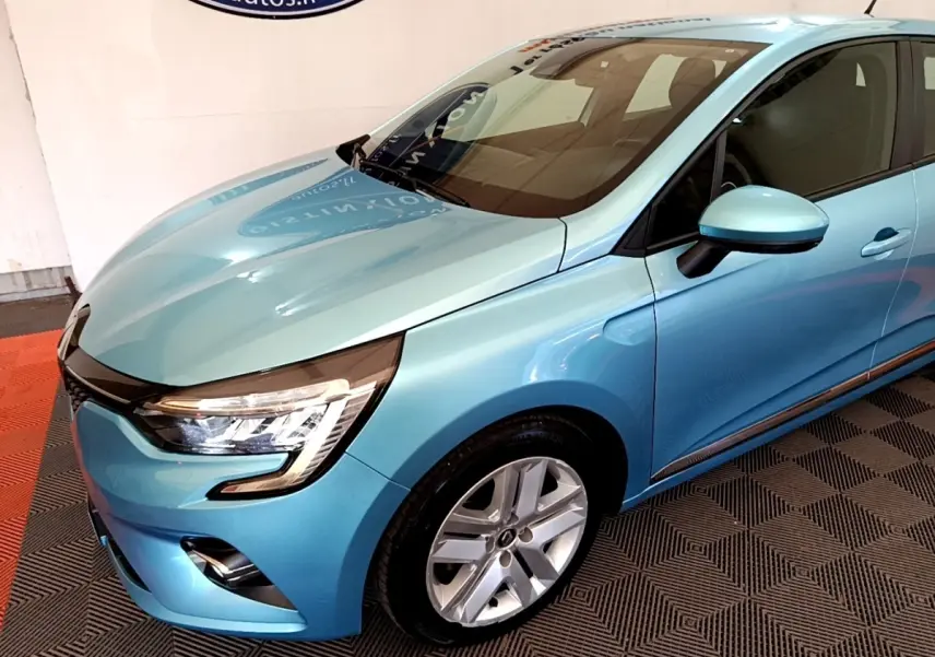 Renault Clio Business E-Tech hybride bleu vue 3/4 avant droit, mettant en valeur ses phares LED et jantes alliage.