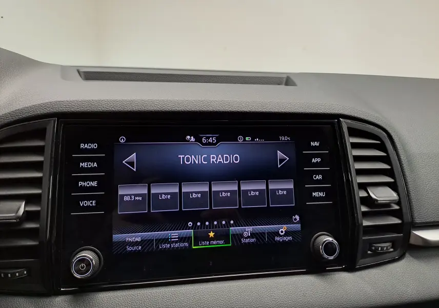 Écran tactile central du tableau de bord du Skoda Karoq 2025 affichant la radio Tonic Radio.