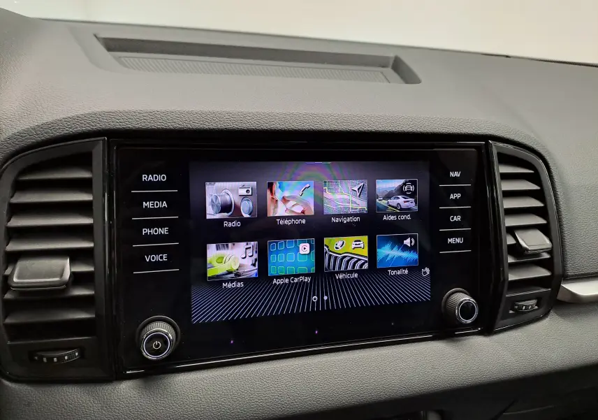 Écran tactile central du tableau de bord du Skoda Karoq 2025, affichant les options multimédia et navigation.