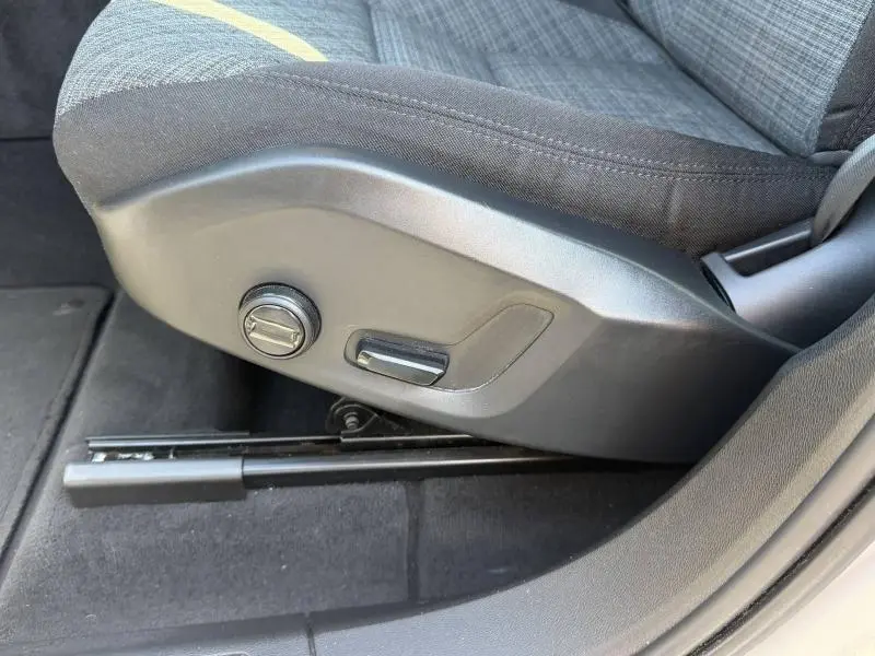Détail des commandes de réglage électrique du siège avant côté conducteur du Volvo XC60 gris 2024.