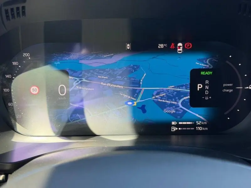 Tableau de bord numérique du Volvo XC60 T6 hybride, affichant la navigation et l'état du véhicule en mode prêt.