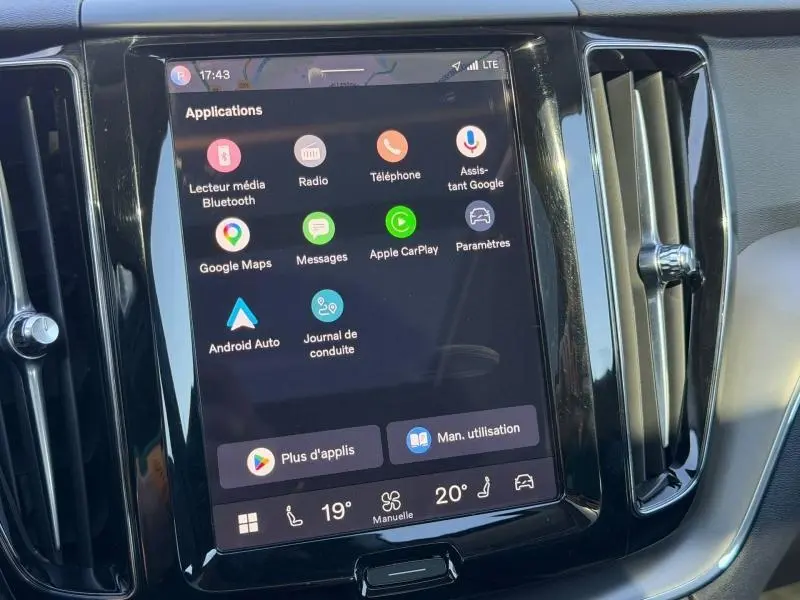 Écran tactile central du tableau de bord du Volvo XC60 2024, affichant les applications connectées.