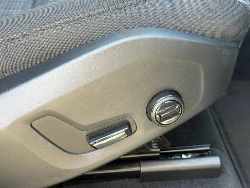 Détail des commandes de réglage électrique du siège avant côté conducteur du Volvo XC60 gris 2024.