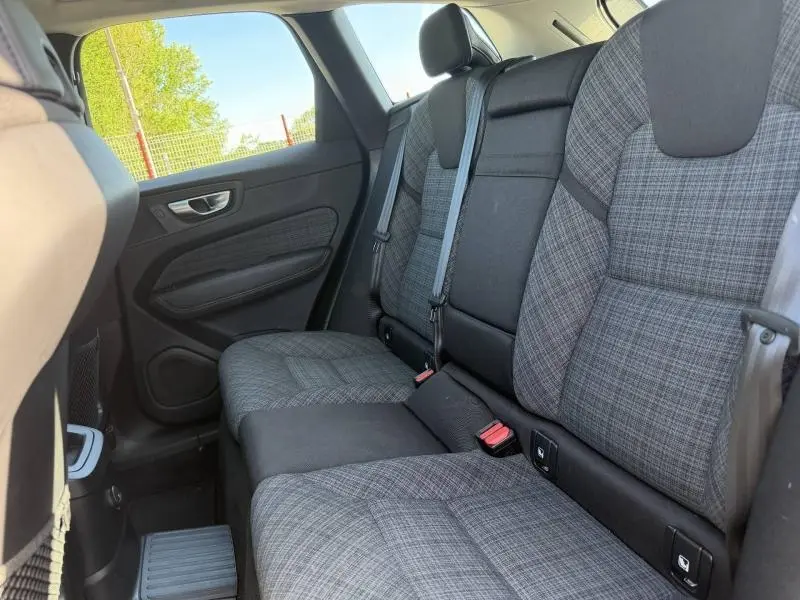 Vue intérieure côté droit des sièges arrière en tissu gris à motif écossais du Volvo XC60 T6 AWD 2024.