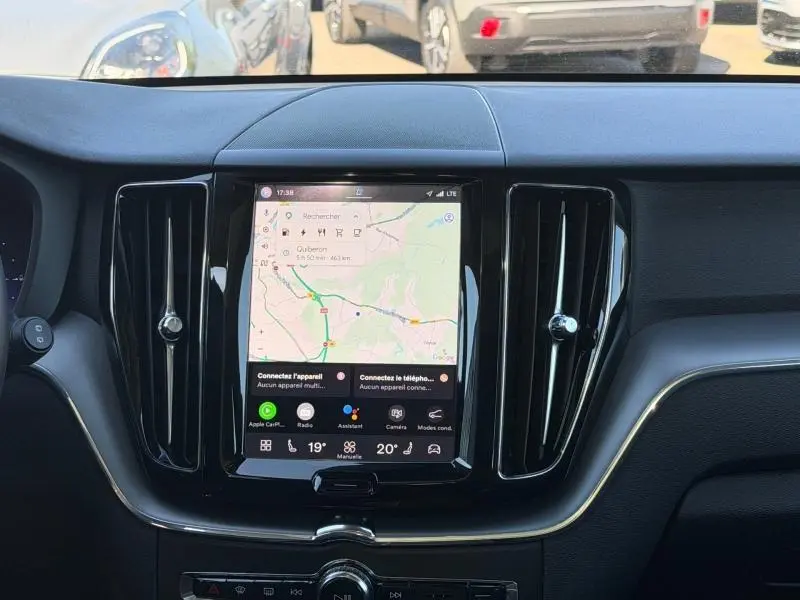 Vue centrale de l’écran tactile du tableau de bord du Volvo XC60 gris 2024 avec navigation affichée.
