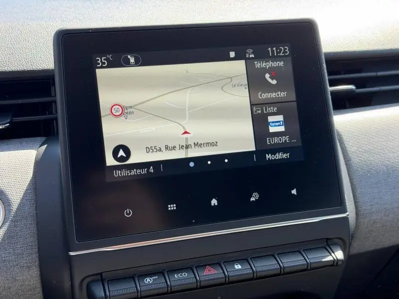 Écran tactile central de la Renault Clio 1.5 dCi 2025 en gris Rafale, affichant la navigation et commandes ECO.