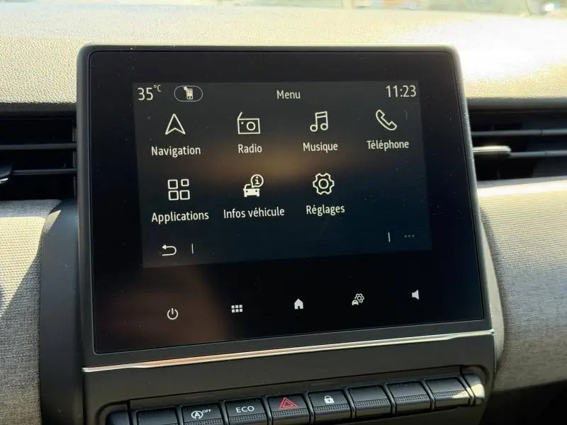 Écran tactile central affichant le menu multimédia dans l'habitacle de la Renault Clio gris Rafale.