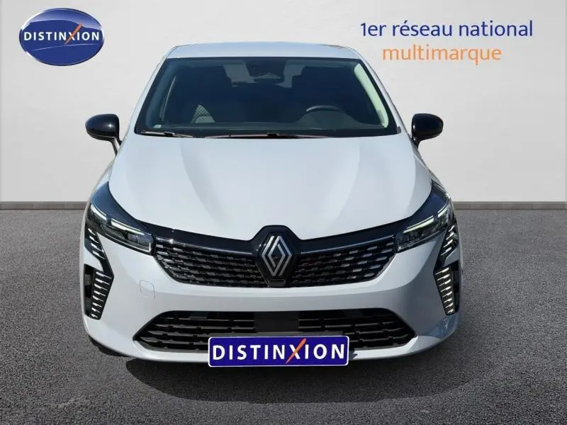 Vue avant d'une Renault Clio gris clair avec calandre noire et feux LED verticaux distinctifs.