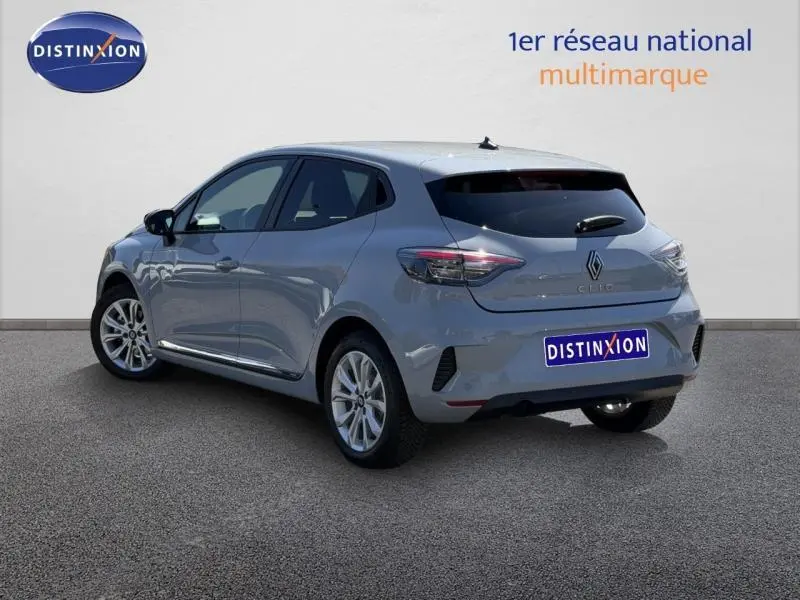 Renault Clio 1.5 dCi 2025 gris Rafale vue 3/4 arrière droit avec feux LED et vitres teintées.