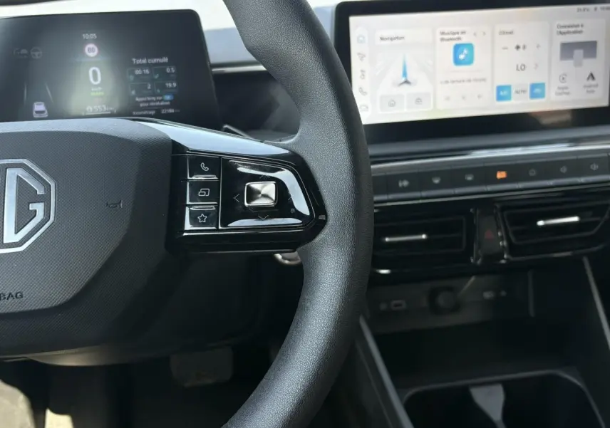 Gros plan sur le volant et le tableau de bord numérique du MG3 1.5 Hybrid+ 195 Comfort, intérieur moderne et écran tactile.