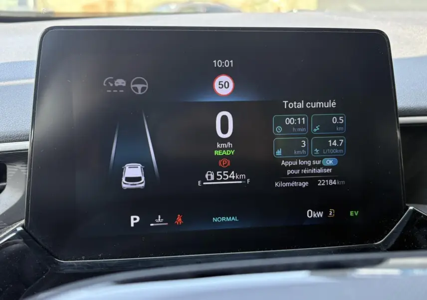 Écran numérique central du tableau de bord du MG3 Hybrid+ 2025 affichant la vitesse et l'autonomie.