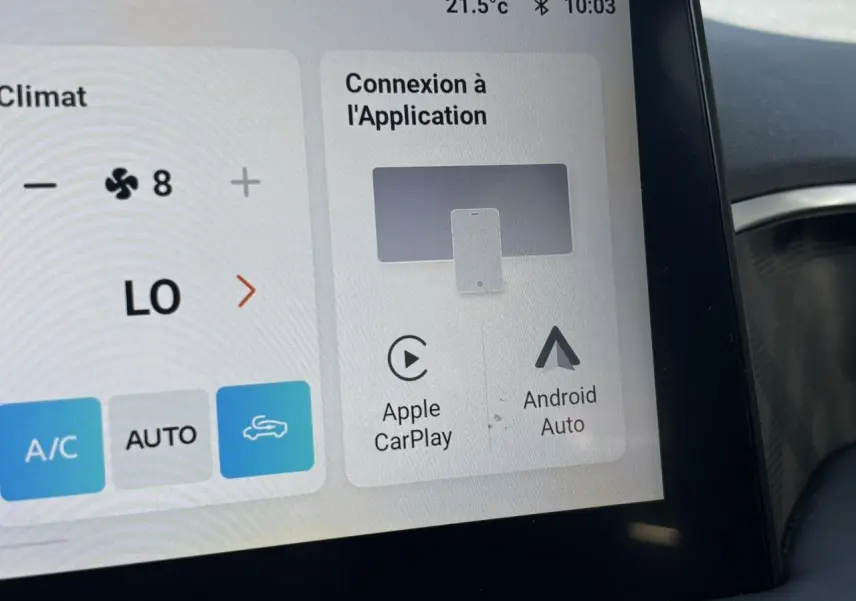 Écran tactile central du MG3 blanc Dover 2025 montrant la connexion Apple CarPlay et Android Auto.