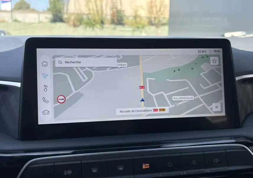 Écran tactile central de 10,25 pouces affichant la navigation dans l’habitacle du MG3 blanc Dover, vue intérieure frontale.