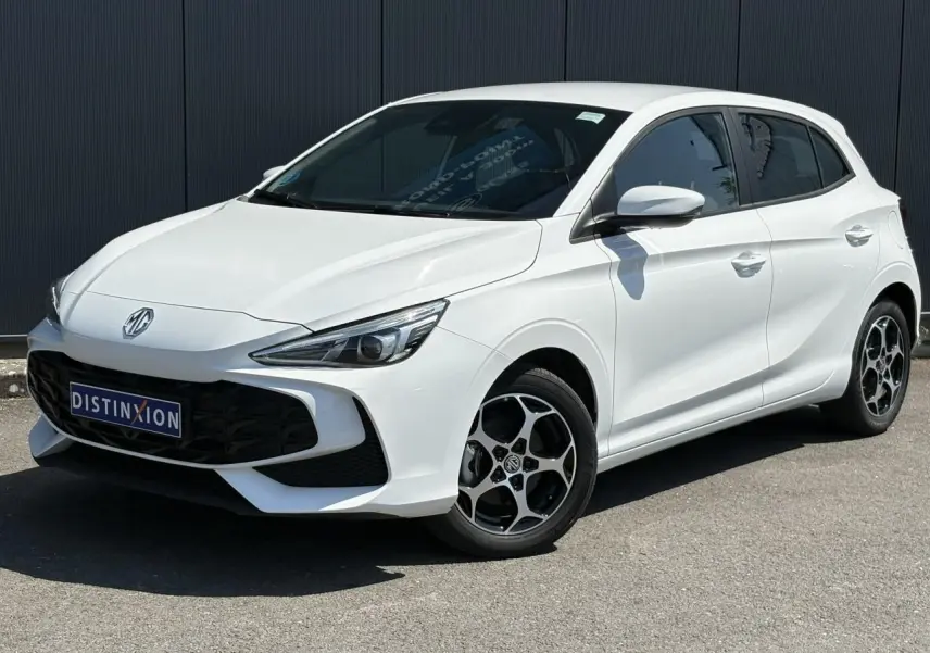 MG3 blanc Dover en 3/4 avant droit, avec jantes alliage noires et calandre noire distinctive.