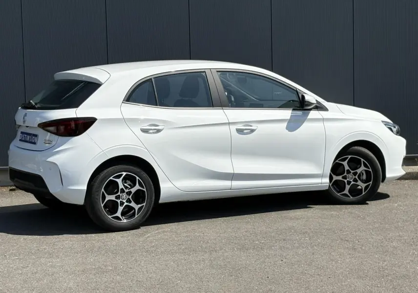 Vue de profil côté gauche d'une MG3 blanche Dover 2025 avec jantes alliage et vitres teintées.