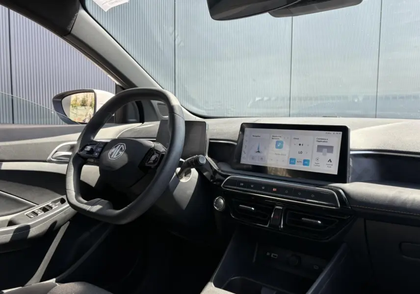 Vue intérieure côté conducteur du MG3 1.5 Hybrid+ 195 Comfort avec écran tactile large et volant multifonction noir.