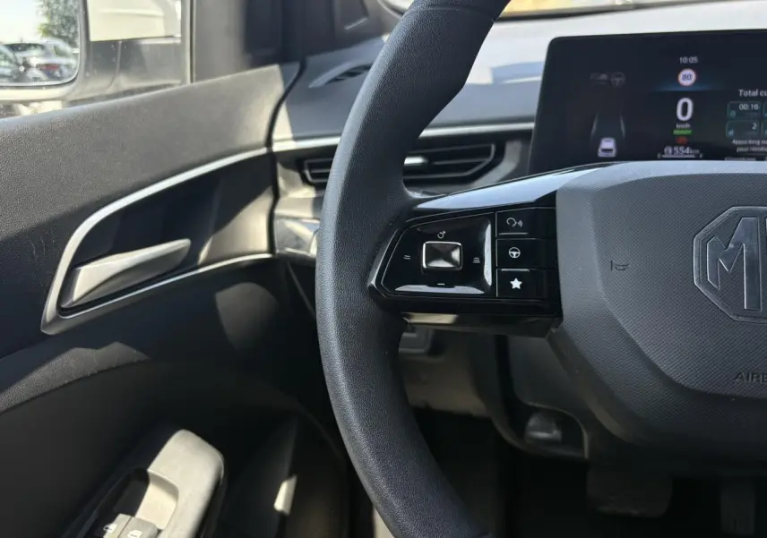 Vue intérieure centrée sur le volant noir MG3 2025 avec commandes multifonctions et tableau de bord numérique.
