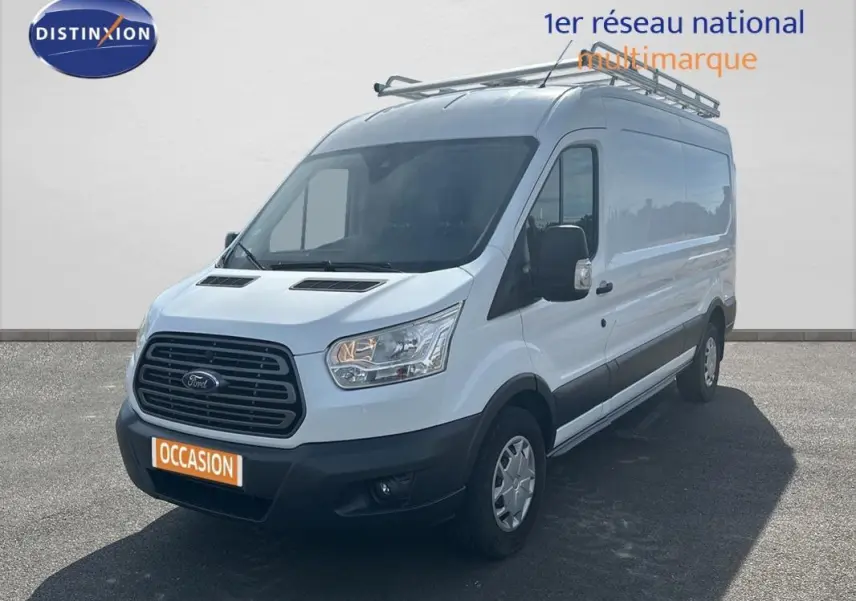 Ford Transit Fourgon blanc en 3/4 avant droit avec galerie de toit et vitres surteintées.
