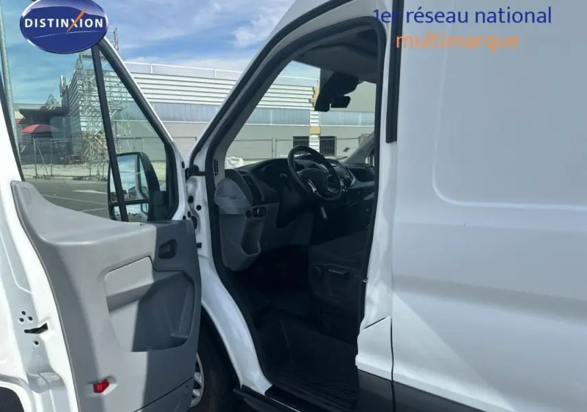 Vue côté gauche avant du Ford Transit Fourgon blanc 2015 avec porte ouverte et intérieur visible.
