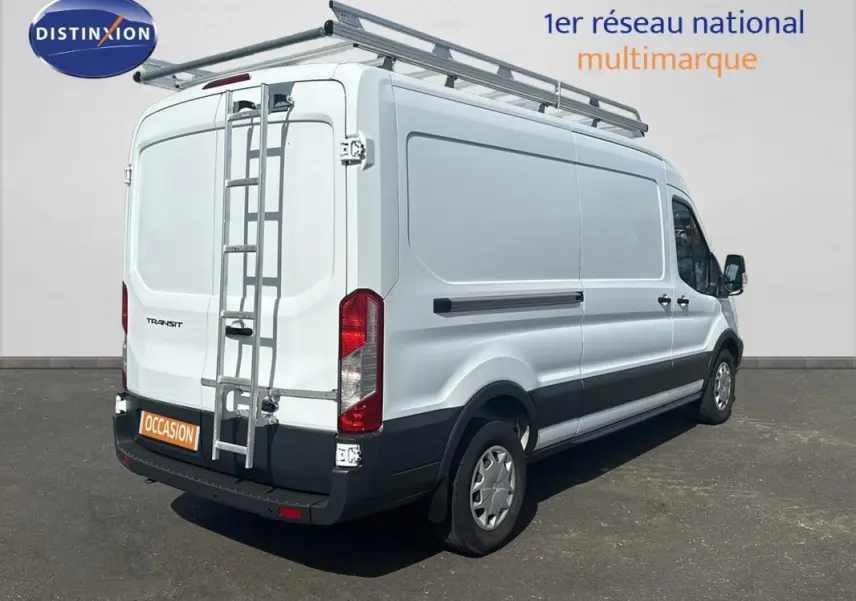 Vue 3/4 arrière droite d’un Ford Transit blanc avec échelle et galerie de toit, sur fond neutre.