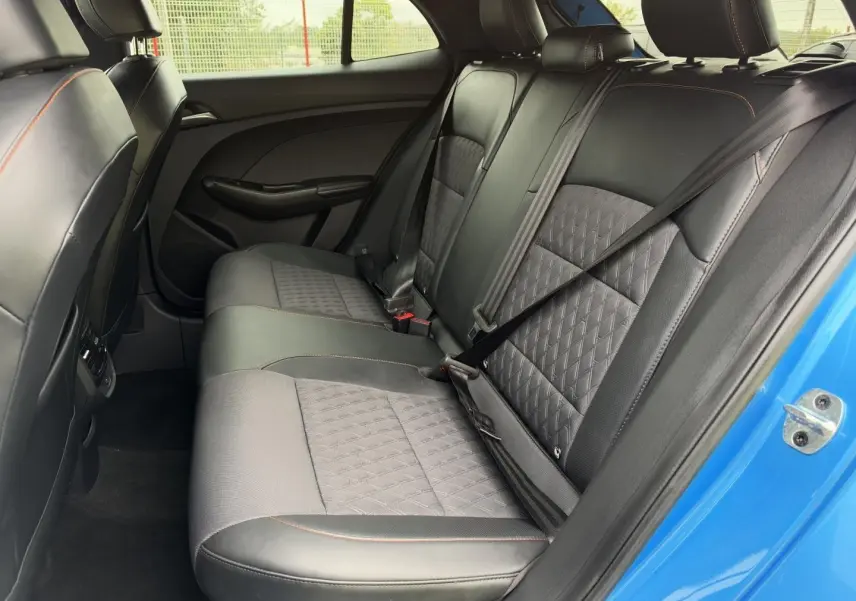 Vue côté droit des sièges arrière en similicuir noir avec surpiqûres orange du MG3 1.5 Hybrid+ 195ch Luxury Como Blue.