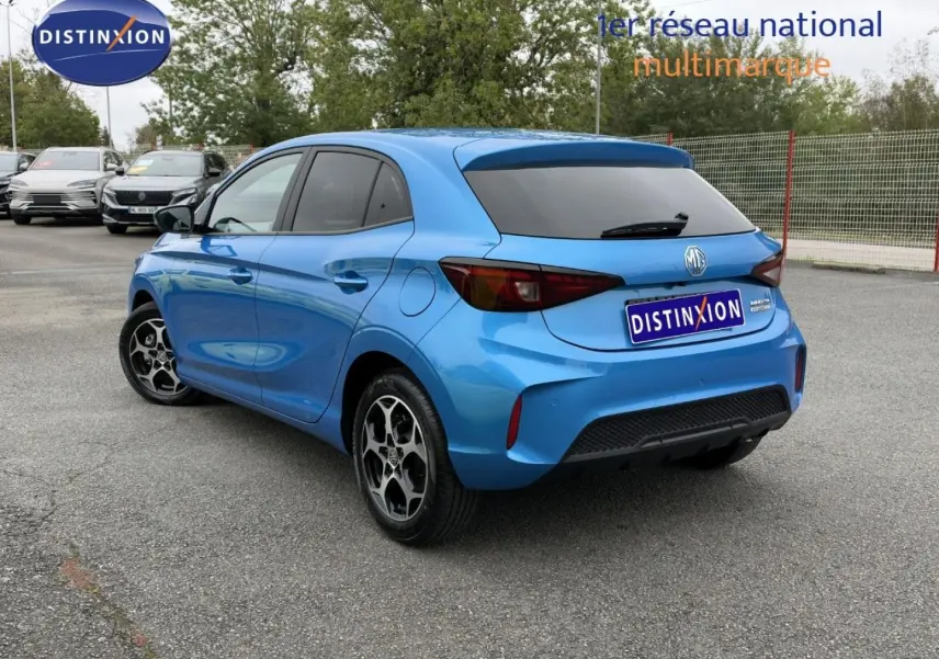 Vue 3/4 arrière droite de la MG3 1.5 Hybrid+ 195ch Luxury en Como Blue métallisé avec vitres arrière surteintées.