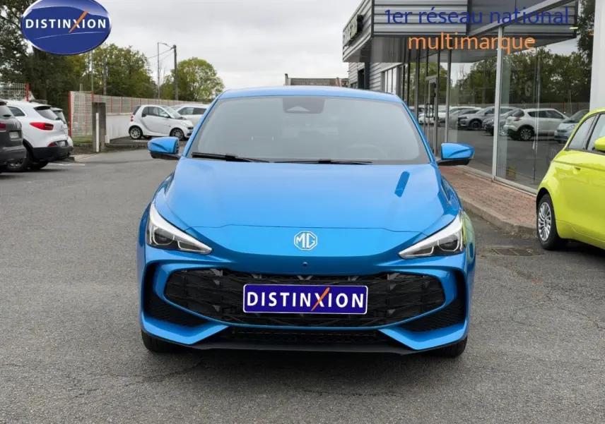 Vue avant d'une MG3 1.5 Hybrid+ 195ch Luxury en Como Blue métallisé, avec calandre noire et phares LED distinctifs.