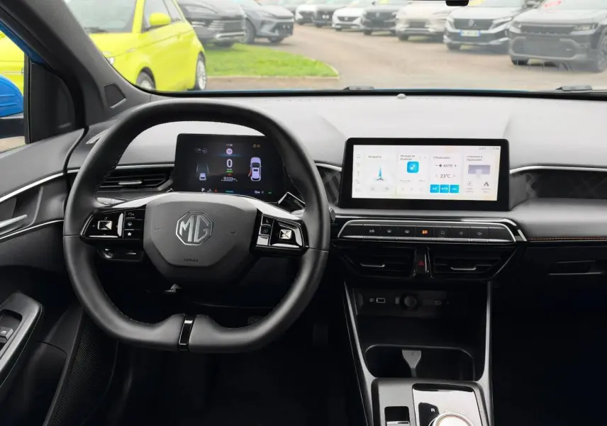 Vue intérieure frontale du tableau de bord et volant cuir noir du MG3 1.5 Hybrid+ 195ch Luxury 2025 en Como Blue métallisé.