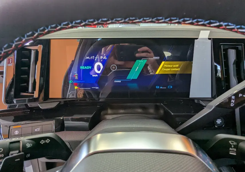 Tableau de bord numérique du Renault Austral e-tech gris schist, affichage mode éco et message moteur actif.