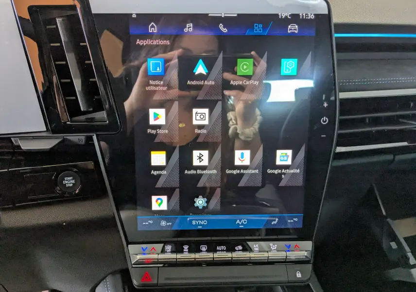 Écran tactile central avec applications connectées dans l'habitacle du Renault Austral gris schist 2025.