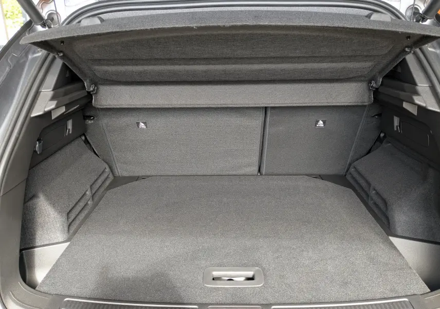 Coffre ouvert du Renault Austral gris schist, vue arrière montrant le hayon motorisé et le volume de chargement.