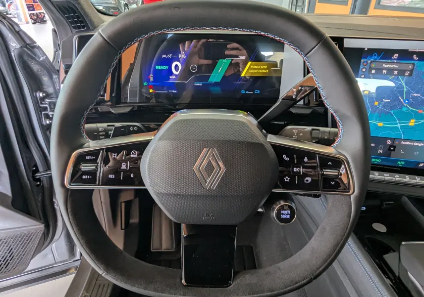 Vue rapprochée du volant noir du Renault Austral 2025 avec tableau de bord digital et écran tactile latéral.