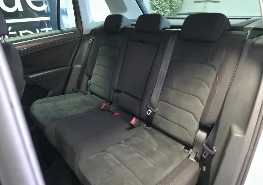 Vue intérieure des sièges arrière en microfleece noir du Volkswagen Tiguan 2020 version Carat.