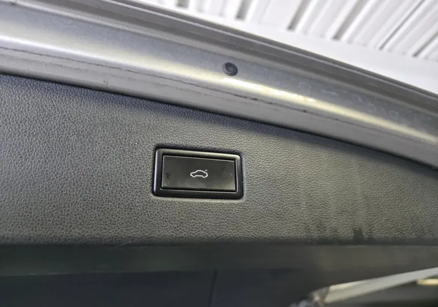 Bouton d'ouverture électrique du coffre sur la partie intérieure du hayon gris du Volkswagen Tiguan 2020.
