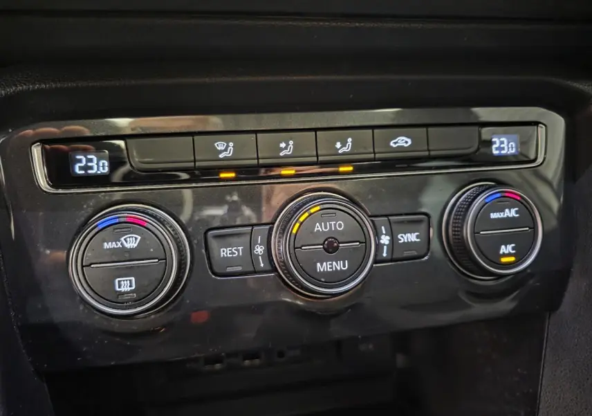 Gros plan sur la console de climatisation automatique du Volkswagen Tiguan 2020 avec affichage digital à 23°C.