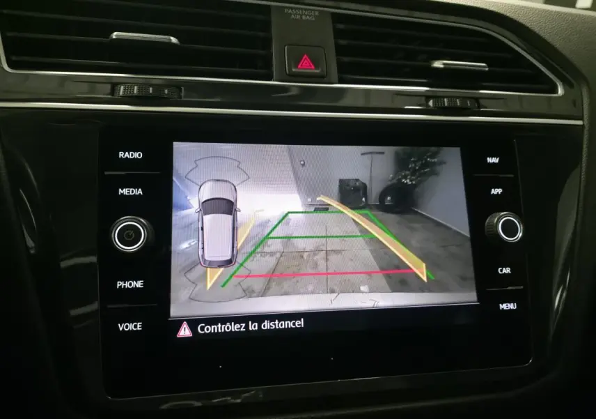 Écran de caméra de recul du Volkswagen Tiguan 2020 affichant la zone derrière le véhicule en gris dans un parking.