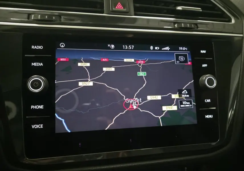 Écran tactile du système de navigation du Volkswagen Tiguan 2020, affichant une carte routière en intérieur noir.