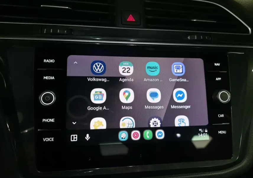 Écran tactile central du Volkswagen Tiguan 2020 affichant des applications connectées dans un intérieur noir.