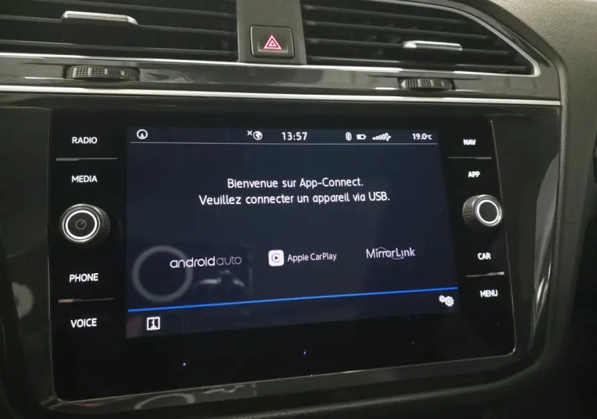 Écran tactile central du Volkswagen Tiguan 2020 affichant App-Connect avec options Android Auto, Apple CarPlay et MirrorLink.