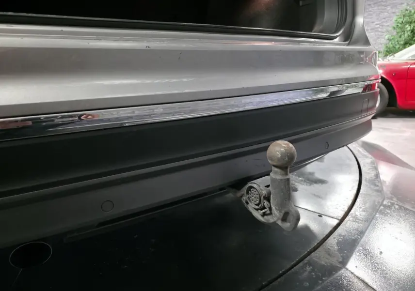 Gros plan sur le crochet d'attelage escamotable à l'arrière d'un Volkswagen Tiguan gris 2020.