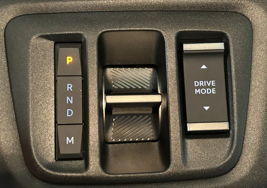 Gros plan sur la commande de boîte automatique et le bouton Drive Mode du Citroën Berlingo Multispace gris Artense 2025.