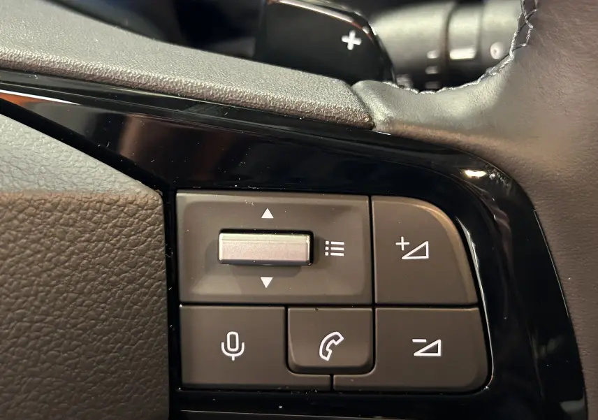 Gros plan sur les commandes au volant du Citroën Berlingo Multispace 2025, finition noire avec boutons multifonctions.