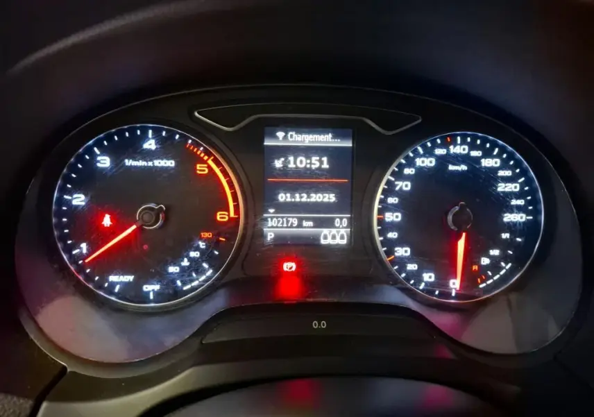 Vue rapprochée du tableau de bord numérique de l'Audi A3 Sportback noir, affichant compte-tours, vitesse et écran central.