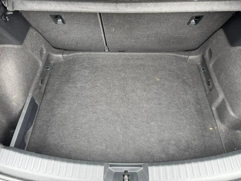 Coffre vide vu de dessus d'une SEAT LEON 2025 gris Graphène métallisé, montrant l'espace de rangement intérieur.