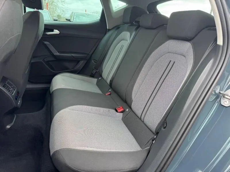 Vue intérieure côté droit des sièges arrière gris clair et foncé du SEAT LEON 2.0 TDI 115ch STYLE XL 2025, porte ouverte.