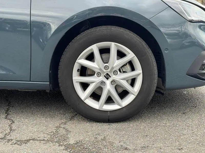 Gros plan sur la roue avant gauche du SEAT LEON 2025 gris Graphène métallisé avec jante alliage à plusieurs branches.