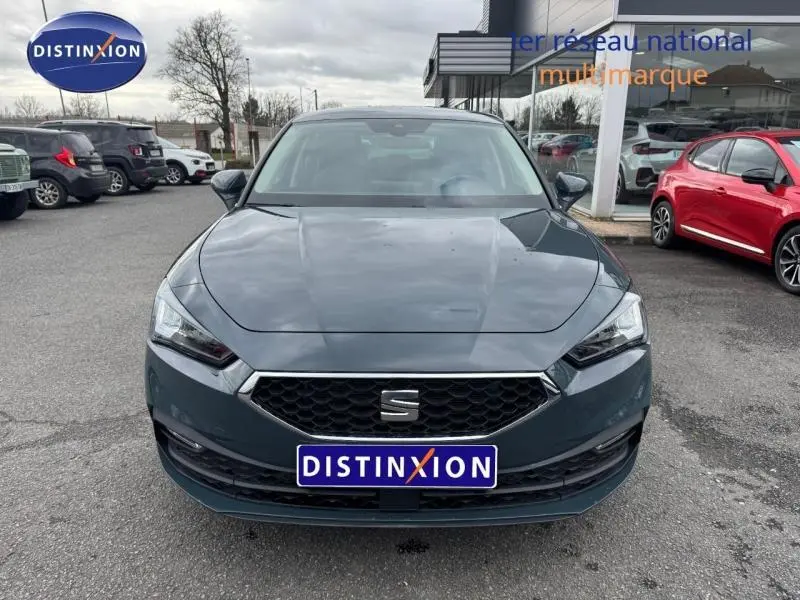 Vue avant d'une SEAT LEON 2.0 TDI gris graphène métallisé, avec calandre hexagonale et logo central visible.