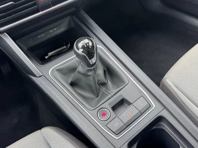 Vue rapprochée de la console centrale du SEAT LEON 2025 avec levier de vitesse manuel et boutons de commande.