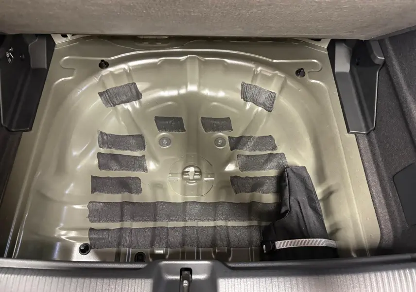 Logement de la roue de secours dans le coffre de l'Audi Q2 35 TFSI 150 S tronic 7 S line 2026, vue de dessus.